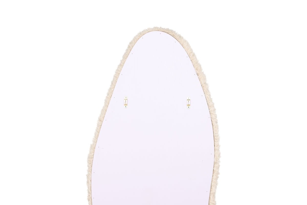 Spiegel Hani – Beige Kunstfellrahmen, organische Form