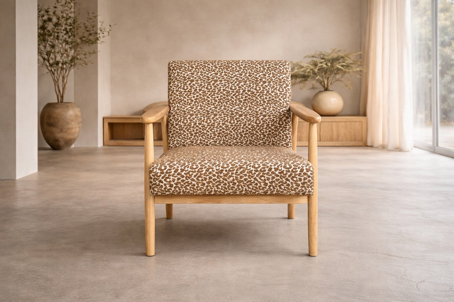 Luxusbetten24 Lareen Sessel aus Gummiholz mit Design-Bezug Gemustert