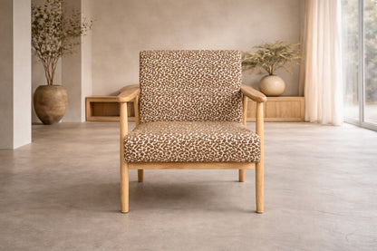 Luxusbetten24 Lareen Sessel aus Gummiholz mit Design-Bezug Gemustert