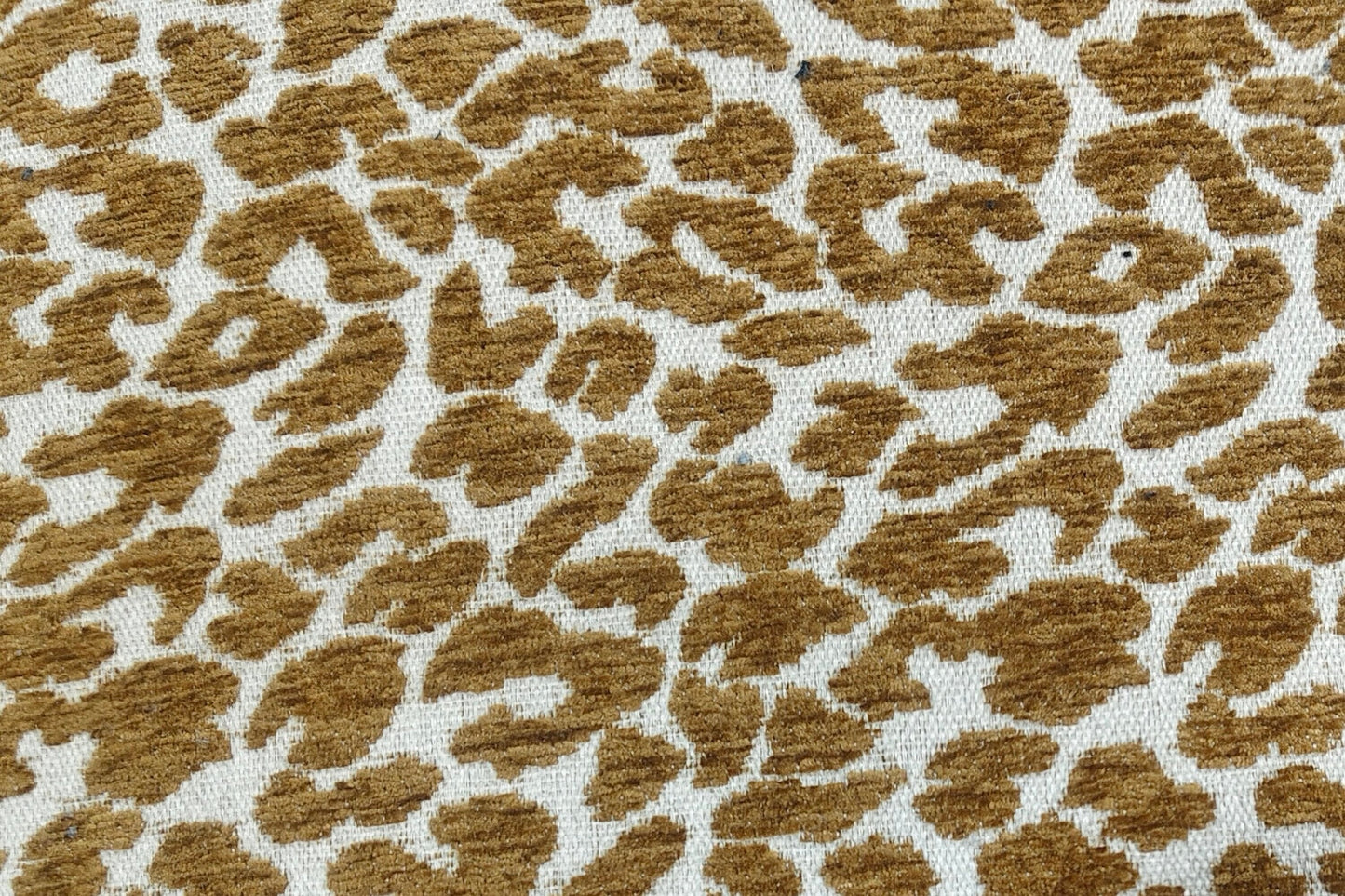 Luxusbetten24 Lareen Sessel aus Gummiholz mit Design-Bezug Gemustert
