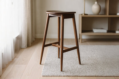 Luxusbetten24 Barhocker Rafaela – Mocca Gummibaumholz, Eleganter Sitz für Zuhause