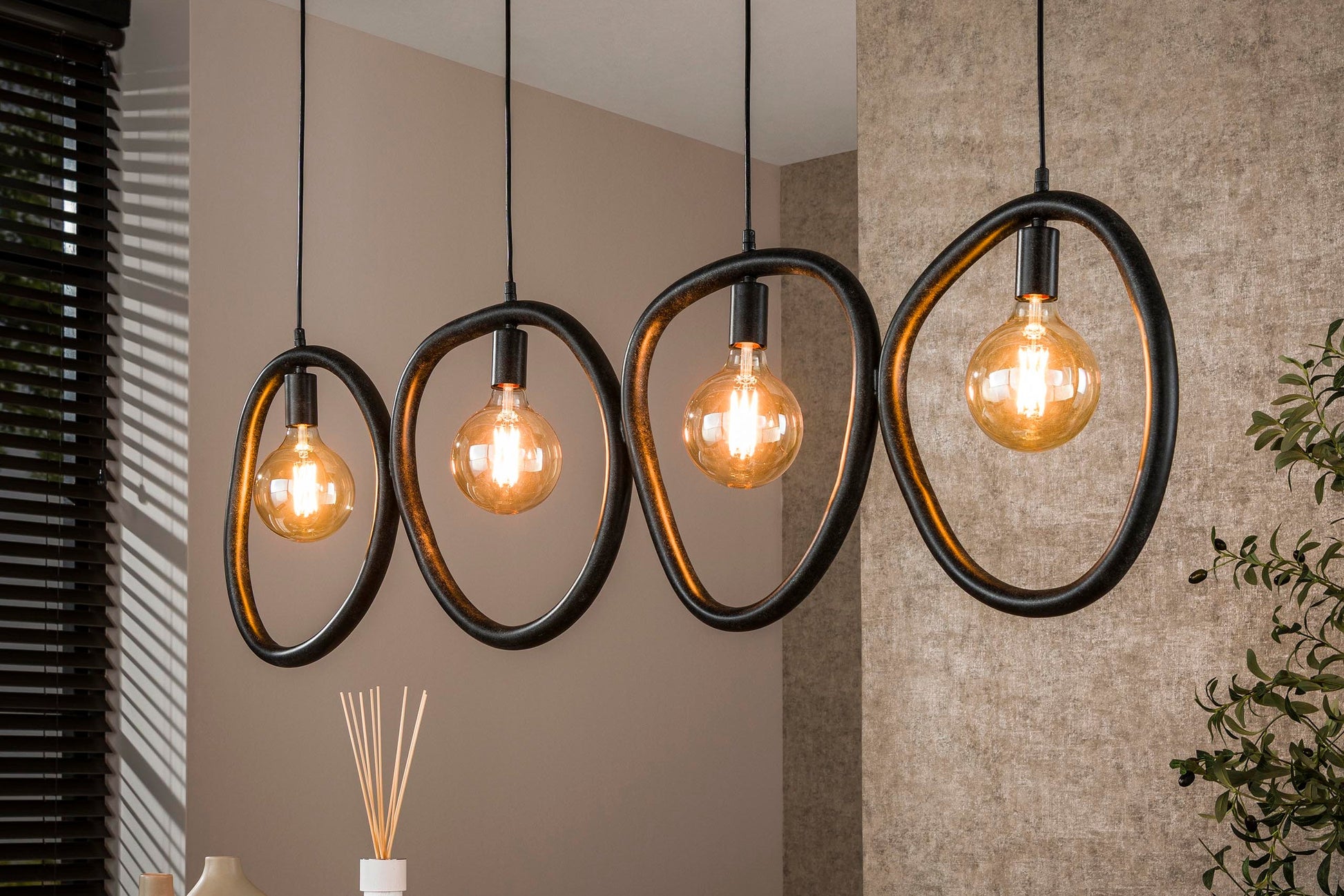 Luxusbetten24 Vionara Pendelleuchte – 4‑teilig Ring aus Arktisch Schwarzem Metall