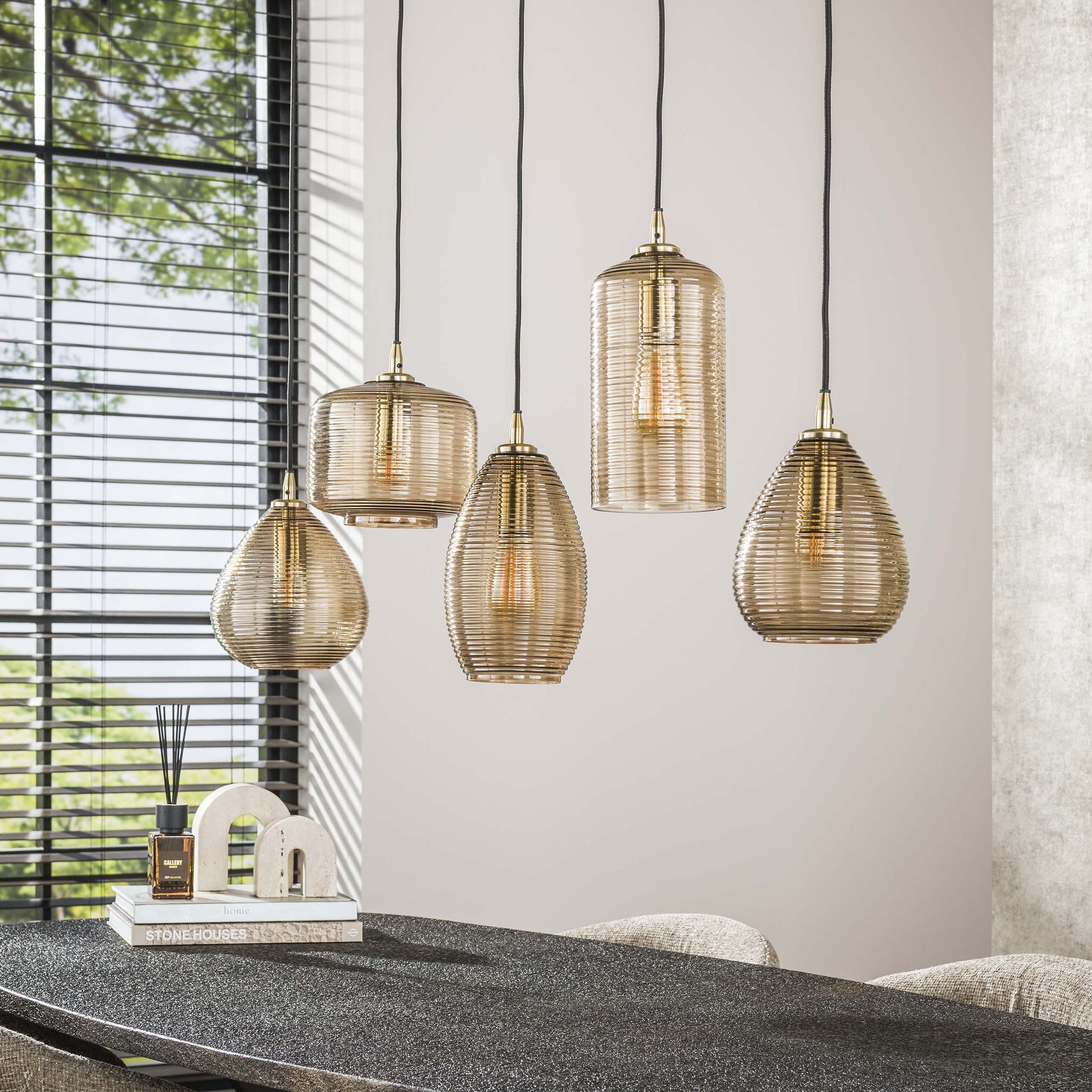 Pendelleuchte Lumira – Handgefertigte Glasschirme in Smoke-Braun (5-flammig)