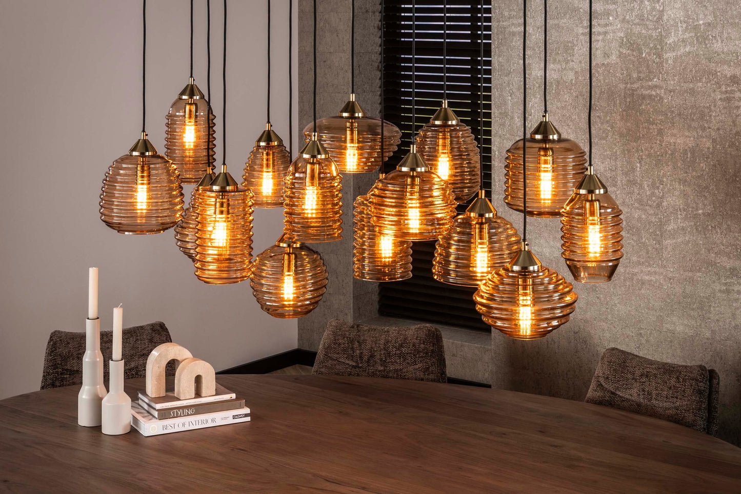 Luxusbetten24 Solaro Pendelleuchte Rib‑Glass Design mit 15 Leuchten Bernstein