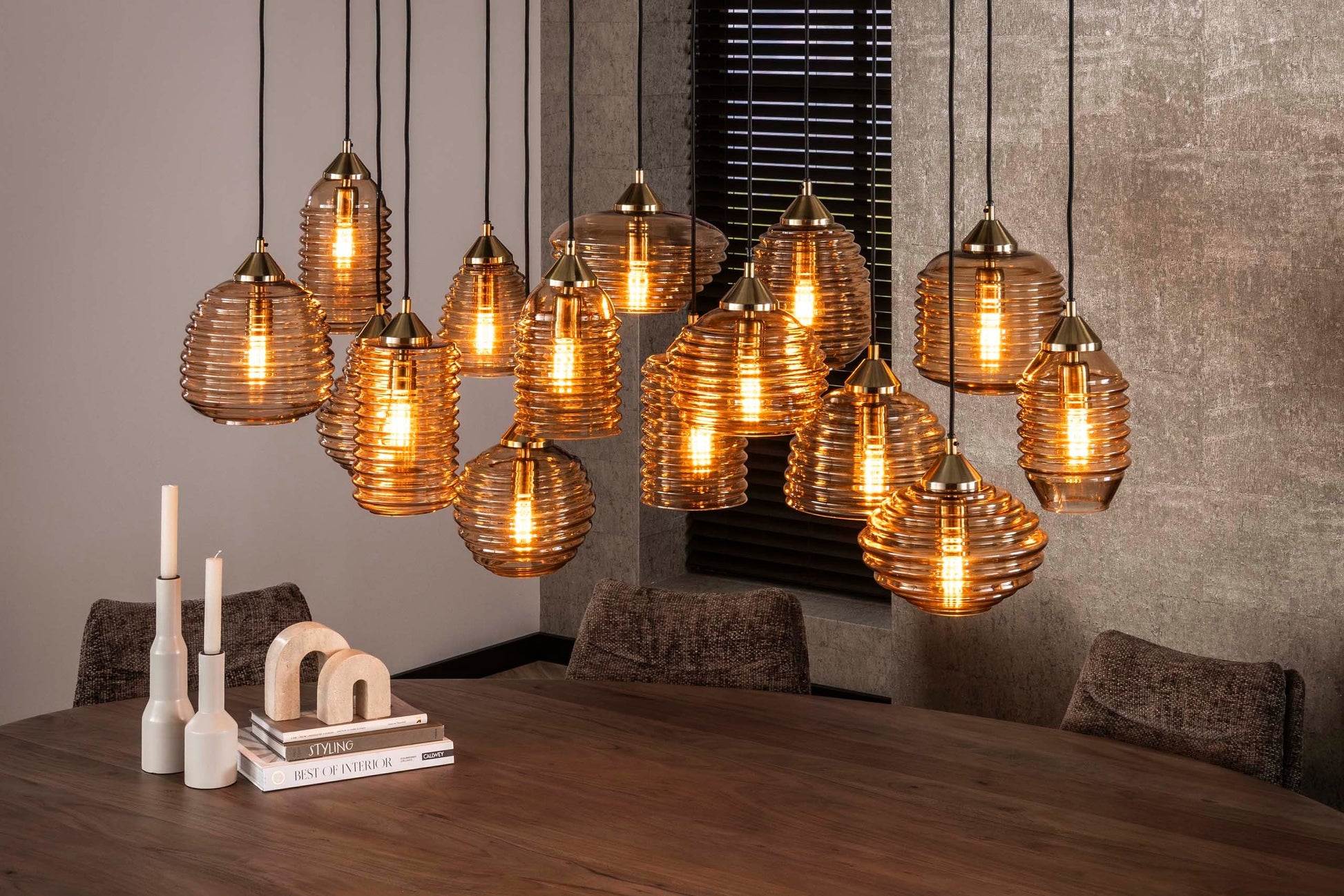 Luxusbetten24 Solaro Pendelleuchte Rib‑Glass Design mit 15 Leuchten Bernstein