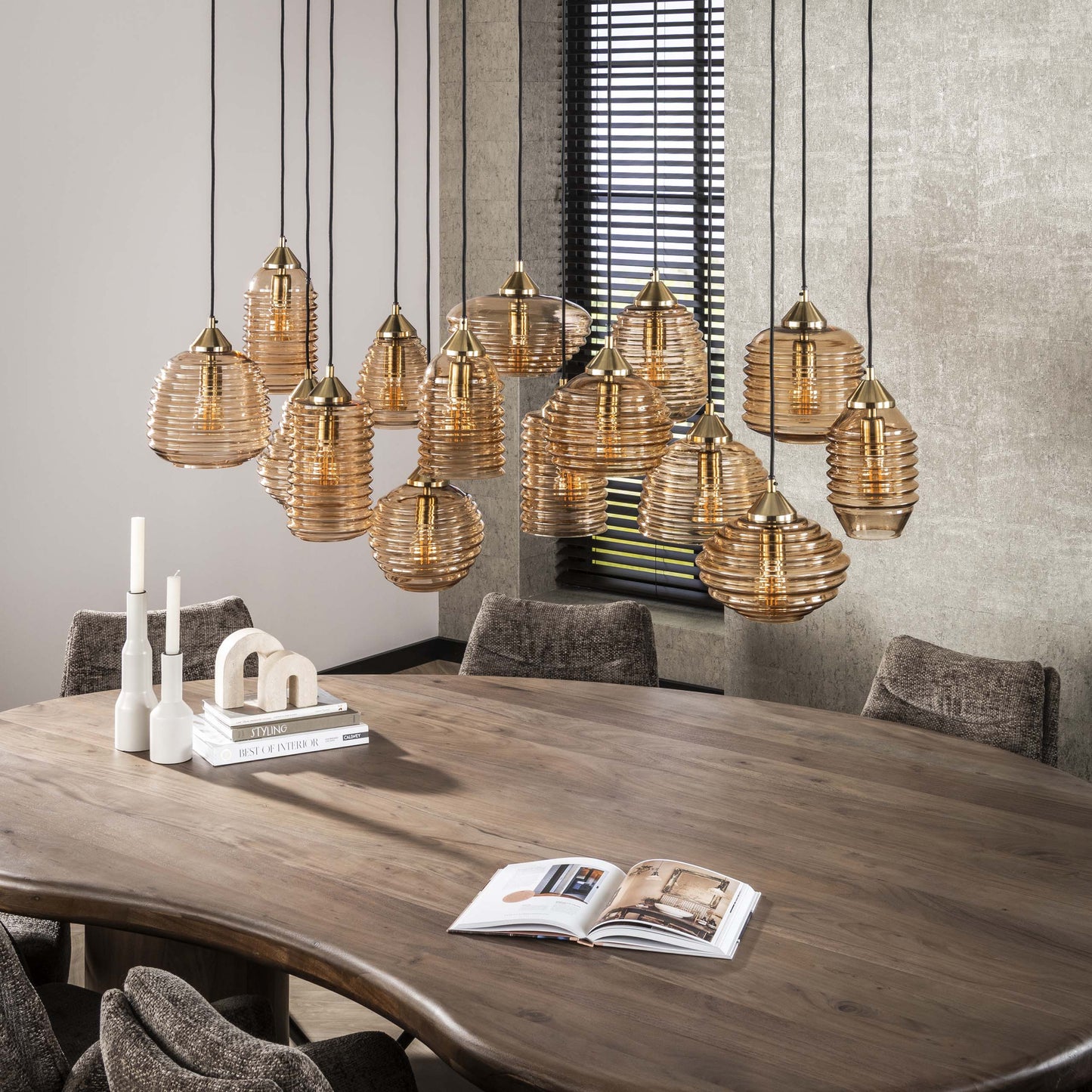 Luxusbetten24 Solaro Pendelleuchte Rib‑Glass Design mit 15 Leuchten Bernstein