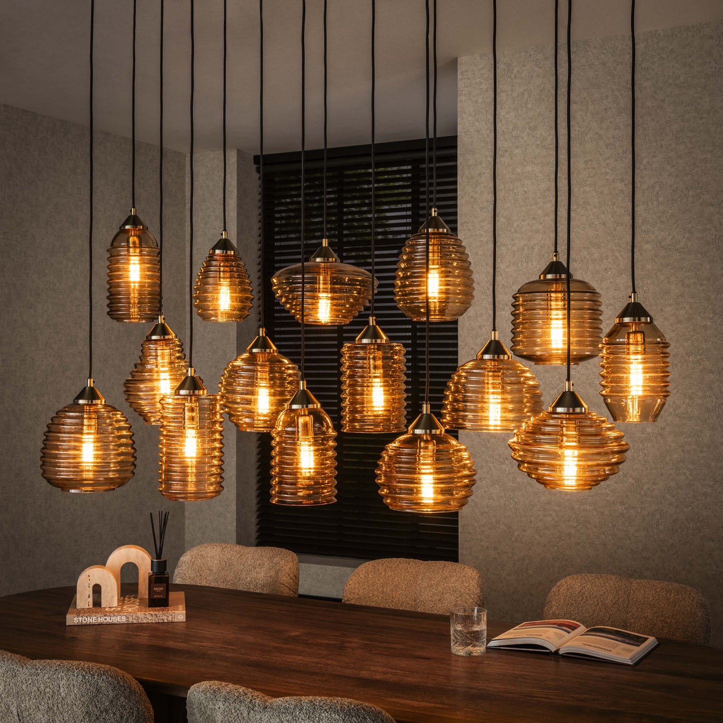 Luxusbetten24 Solaro Pendelleuchte Rib‑Glass Design mit 15 Leuchten Bernstein