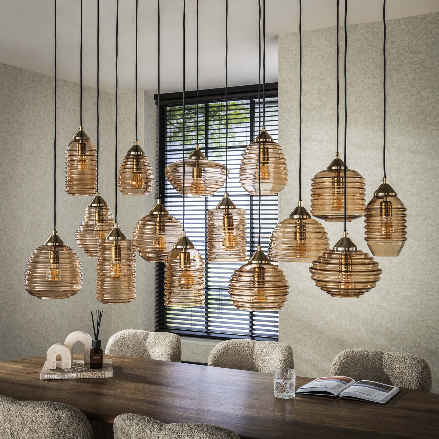 Luxusbetten24 Solaro Pendelleuchte Rib‑Glass Design mit 15 Leuchten Bernstein