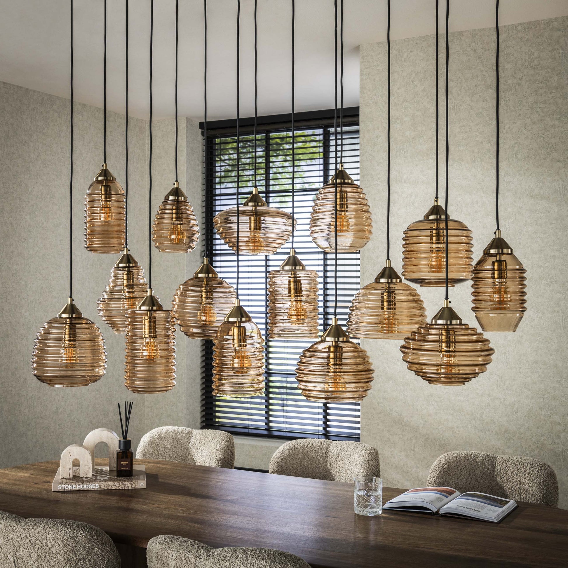 Luxusbetten24 Solaro Pendelleuchte Rib‑Glass Design mit 15 Leuchten Bernstein
