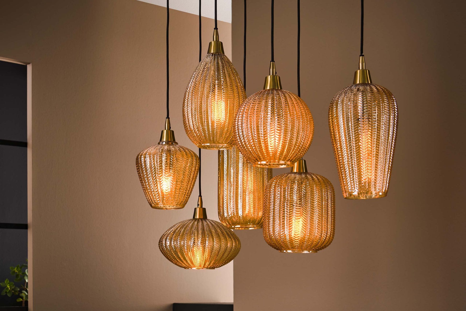 Luxusbetten24 Pendelleuchte Lumina Handgefertigte Lampenschirme Aus Glas Amberfarben