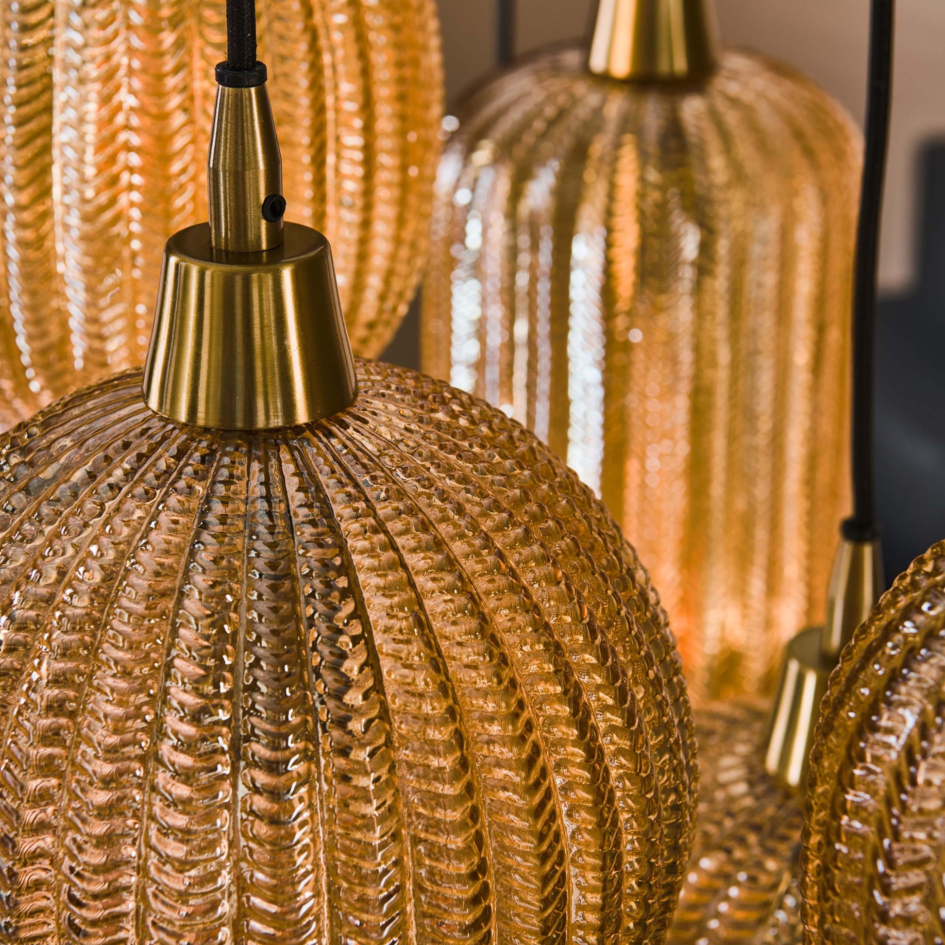 Luxusbetten24 Pendelleuchte Lumina Handgefertigte Lampenschirme Aus Glas Amberfarben
