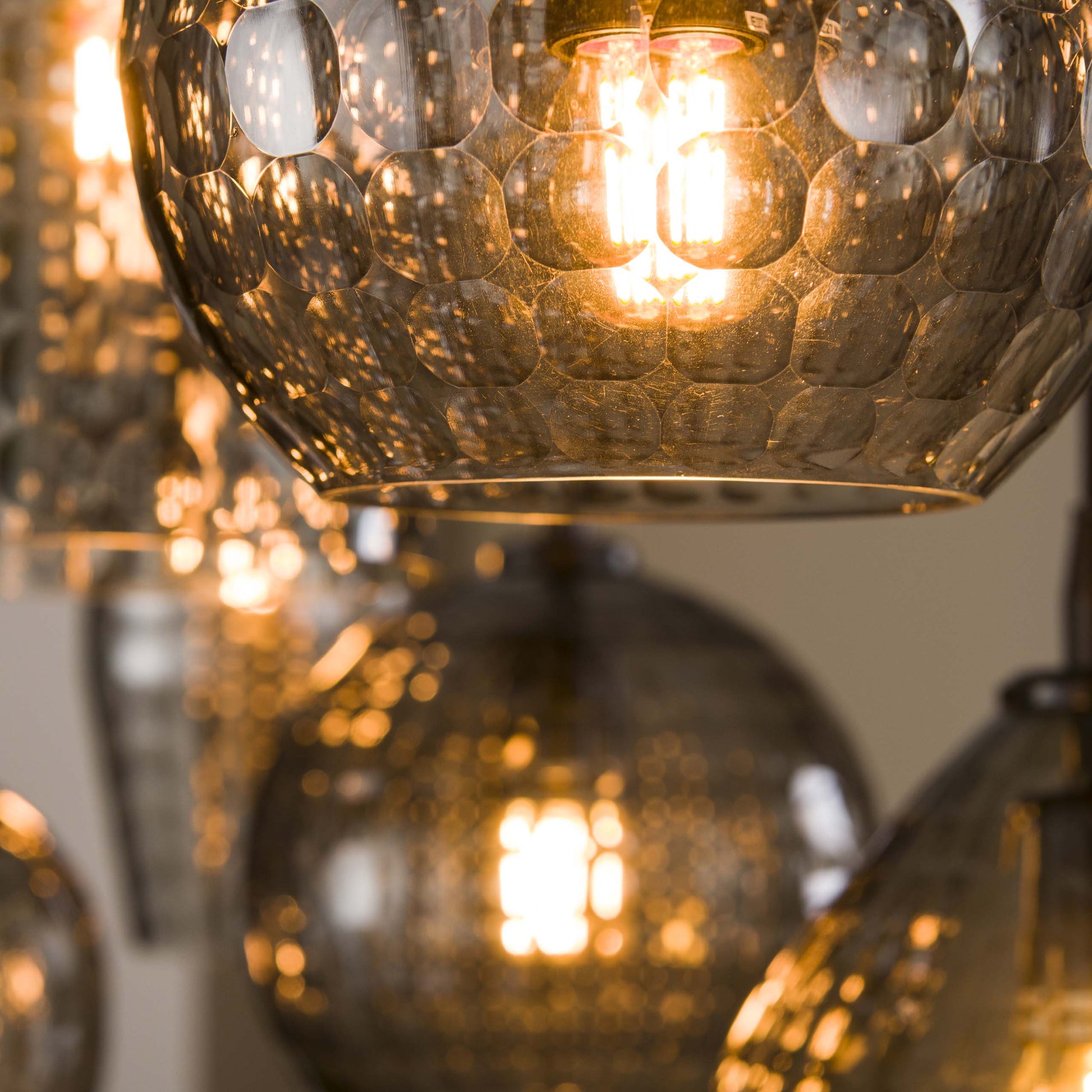 Aurelia Pendelleuchte mit 7 Leuchten, Rauchglas-Design, Metallarmatur, Luxus