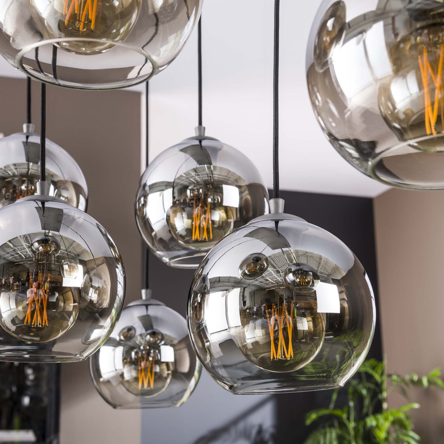 Clarus Pendelleuchte – Rauchglas mit Farbverlauf und Metallarmatur Design