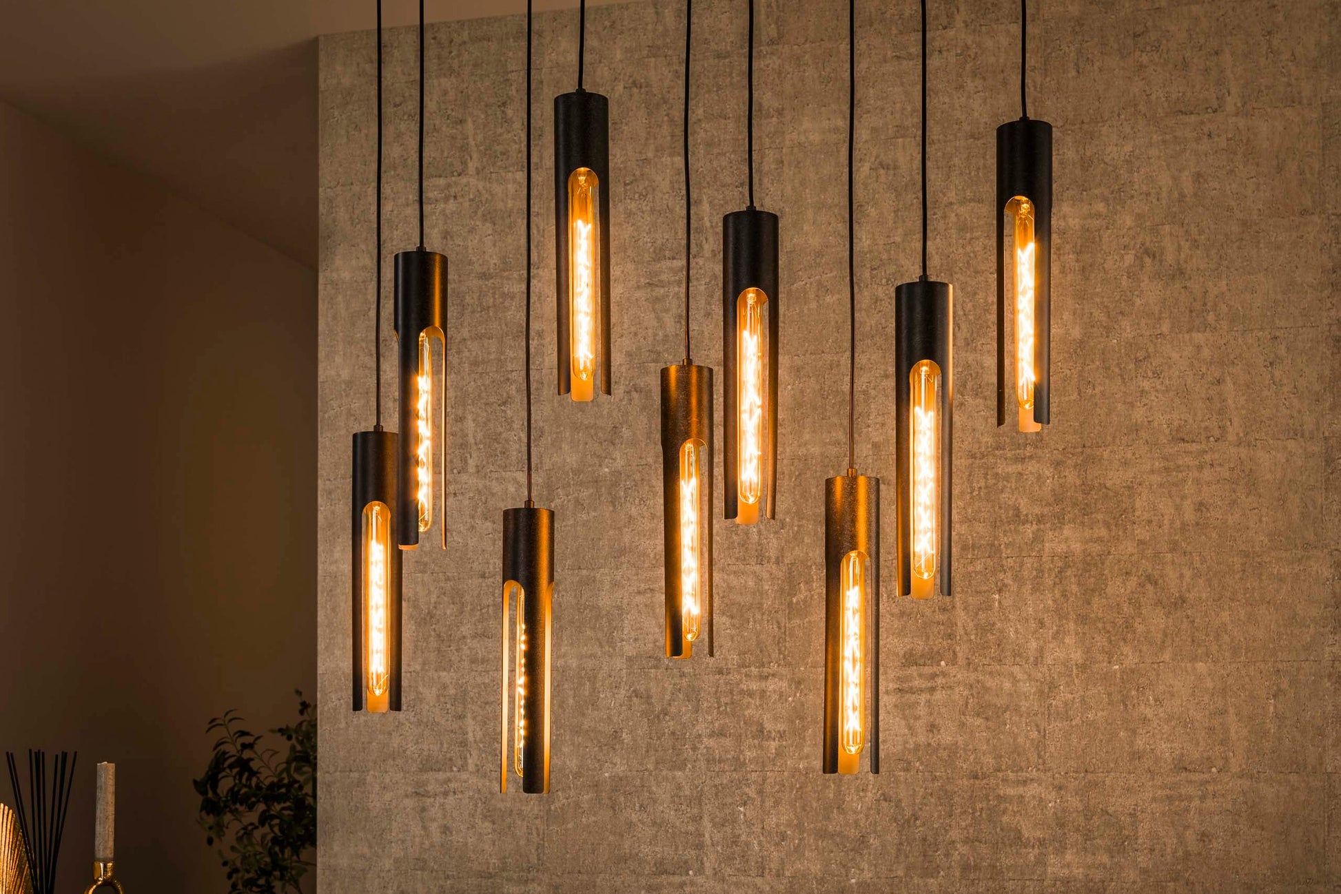Luxusbetten24 Aveline Pendelleuchte – Schwarzes Rohr-Design mit 9 Leuchten
