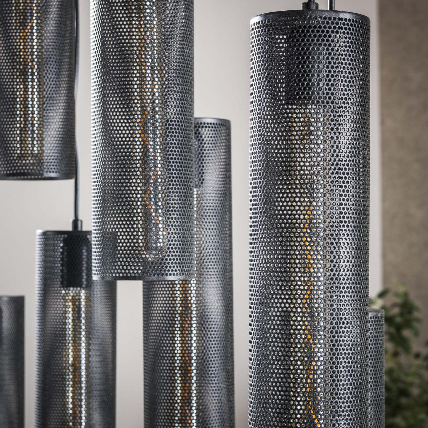 Pendelleuchte „Marcella“ – Mit 9 Leuchten in Edlem Schwarzen Tube-Mesh-Design