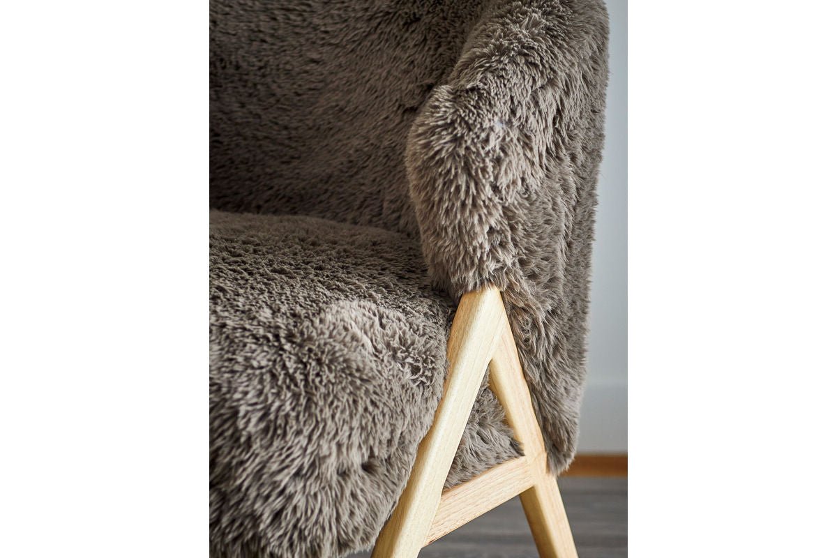 Luxusbetten24 Loungesessel Ang Kunstfell & FSC‑Holz Braun