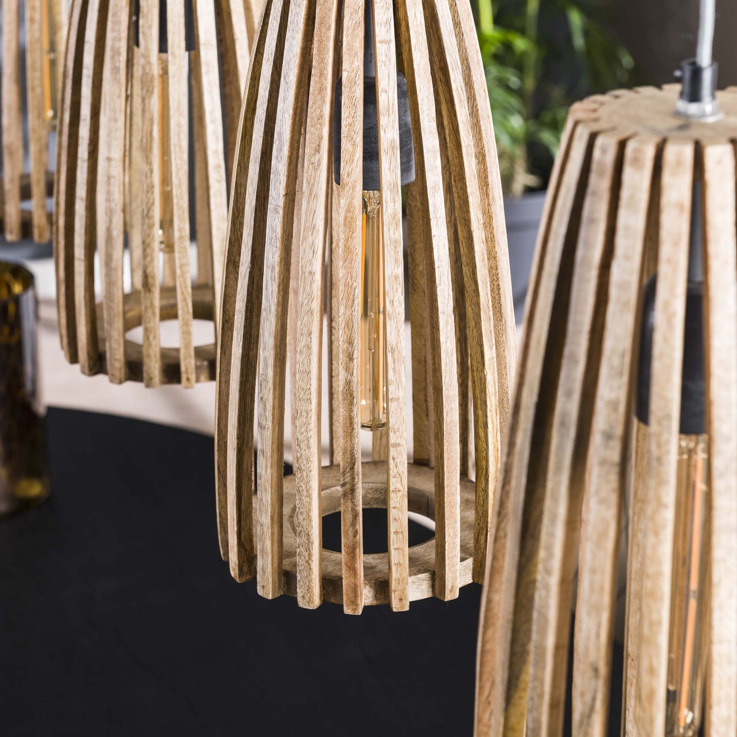 Pendelleuchte Orenda – 4 Leuchten mit Lampenschirmen aus Mangoholz
