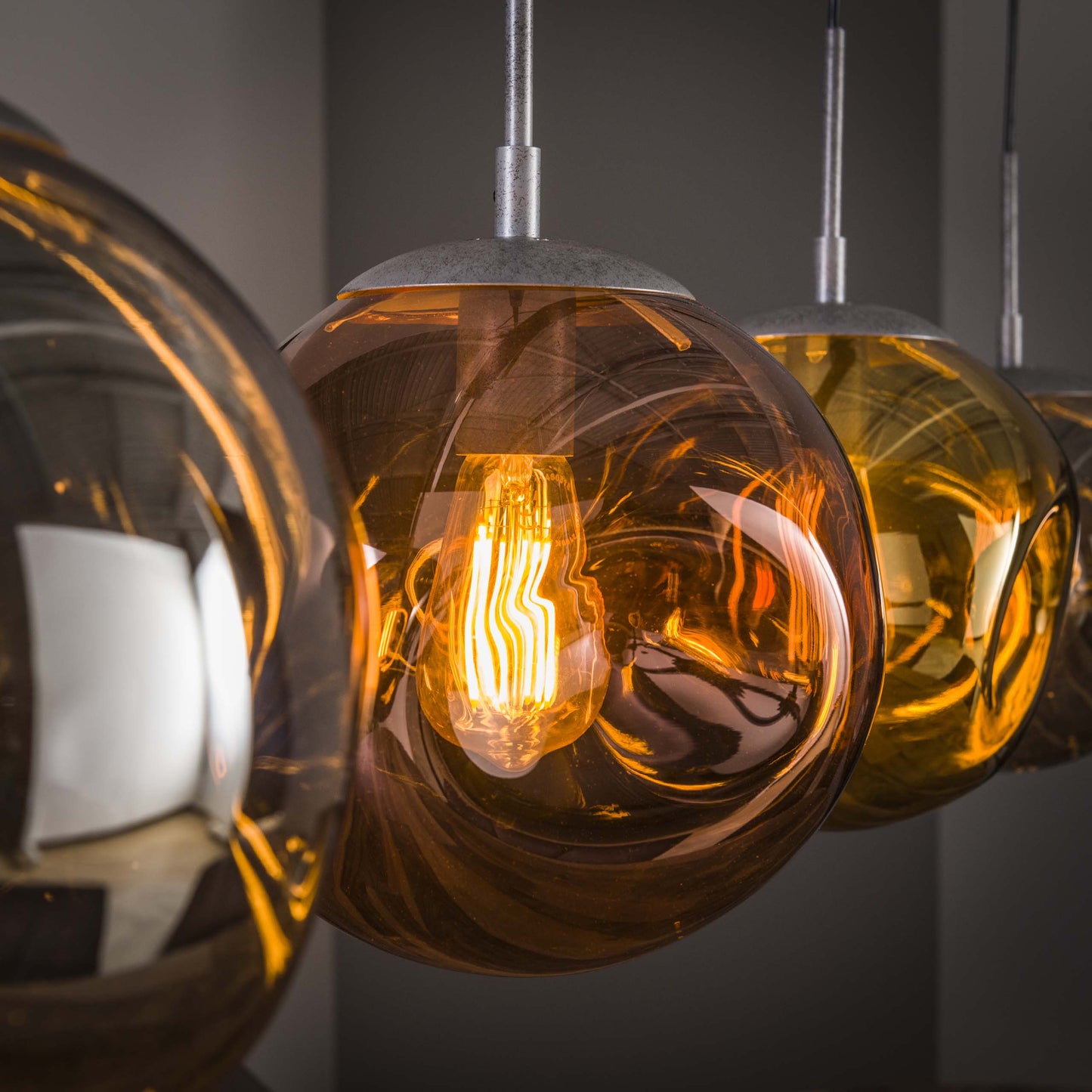 Virelli Pendelleuchte – 4 Leuchten in Metall-Farbkombination Gold, Kupfer und Chrom