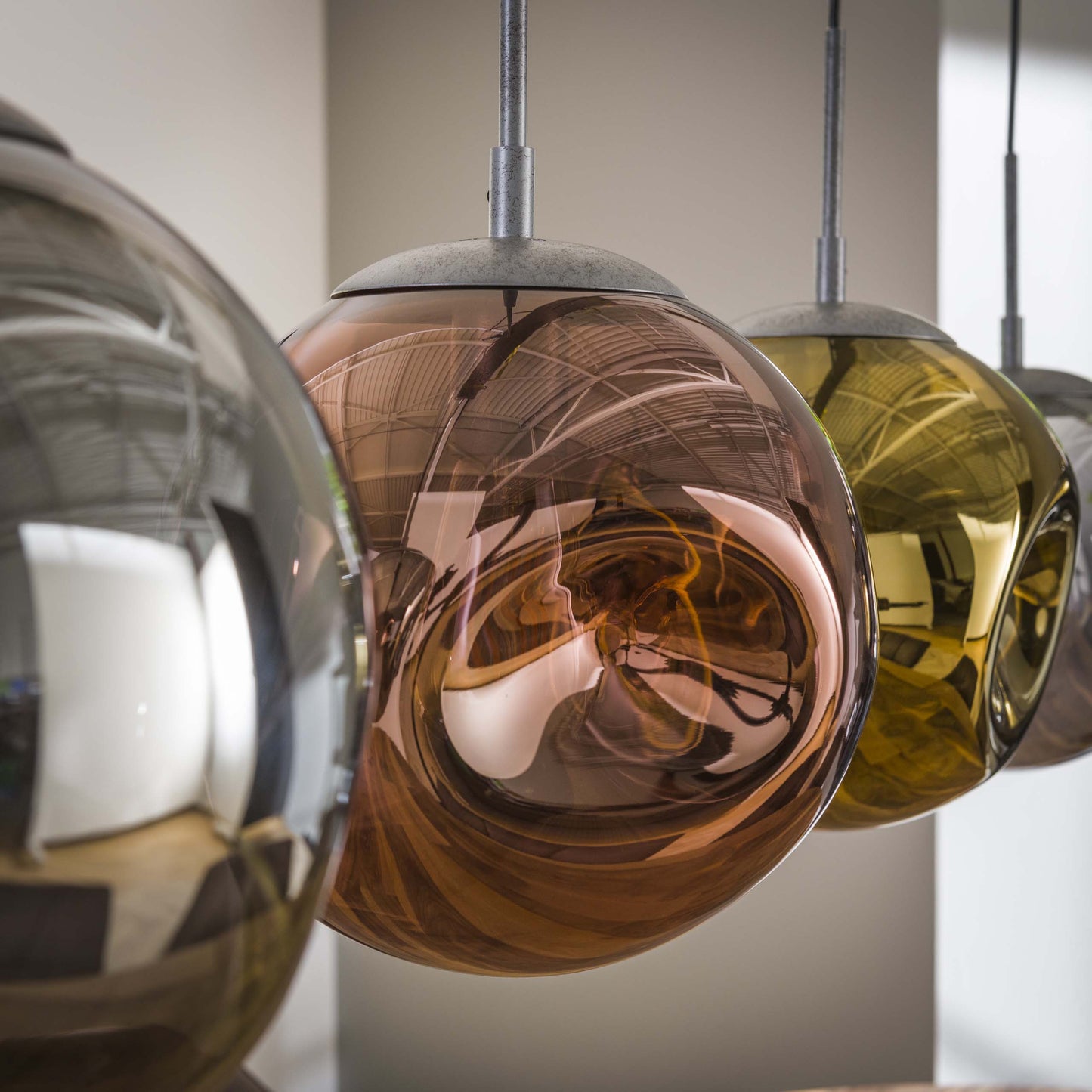 Virelli Pendelleuchte – 4 Leuchten in Metall-Farbkombination Gold, Kupfer und Chrom