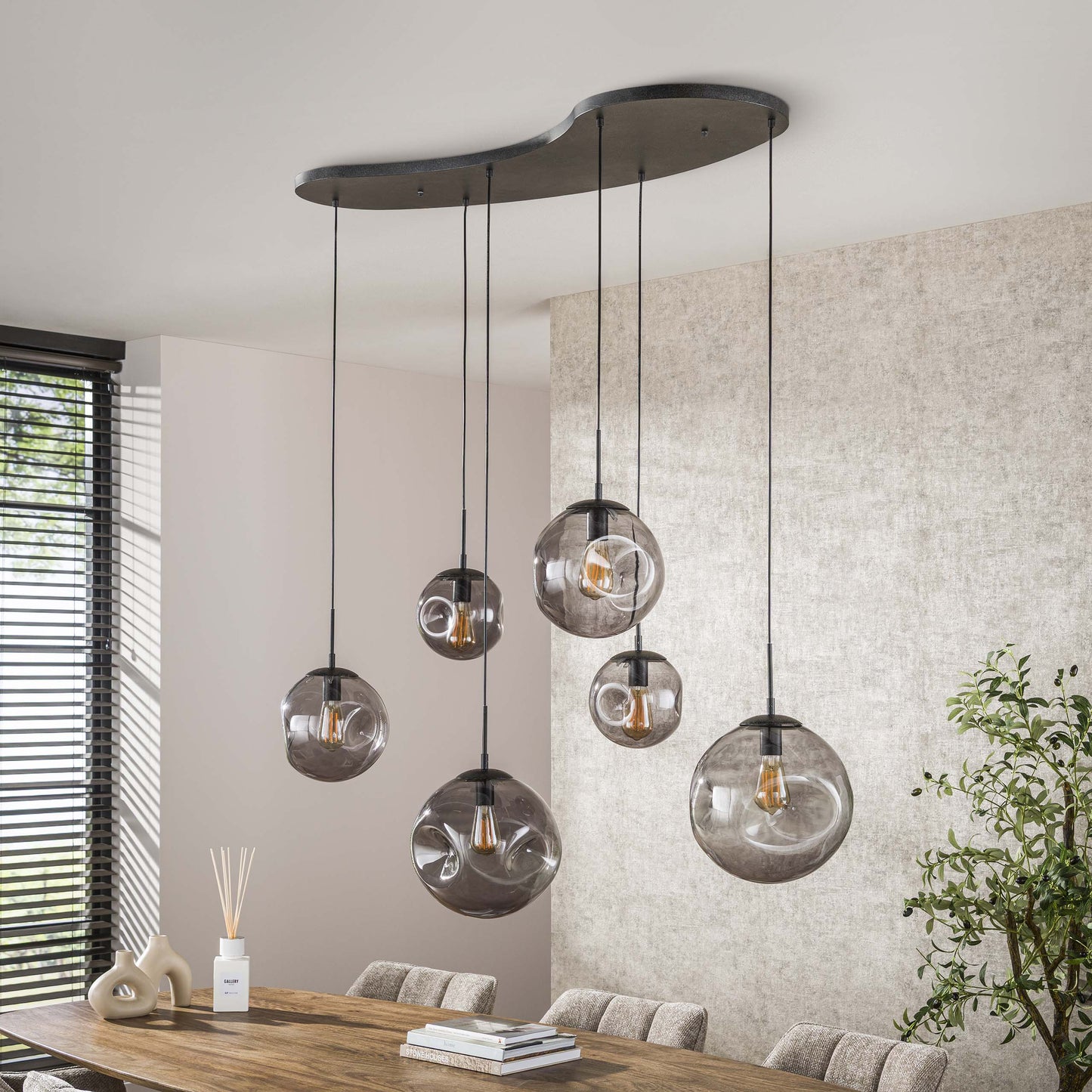 Pendelleuchte Zephyra – 6 Rauchglas Leuchten mit organischem Deckensockel