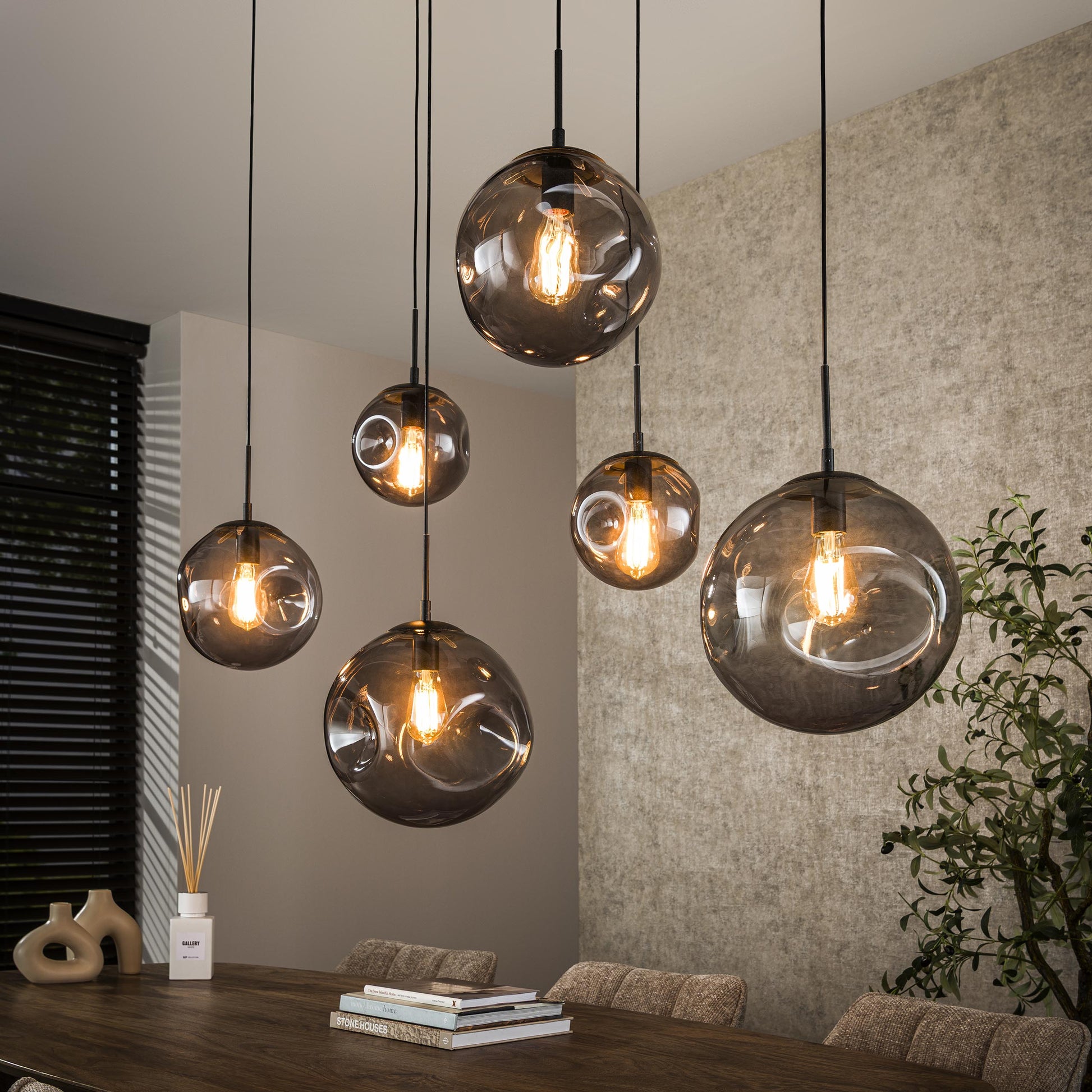 Pendelleuchte Zephyra – 6 Rauchglas Leuchten mit organischem Deckensockel