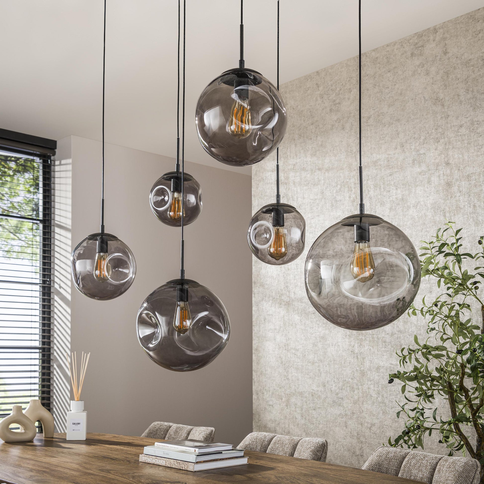 Pendelleuchte Zephyra – 6 Rauchglas Leuchten mit organischem Deckensockel