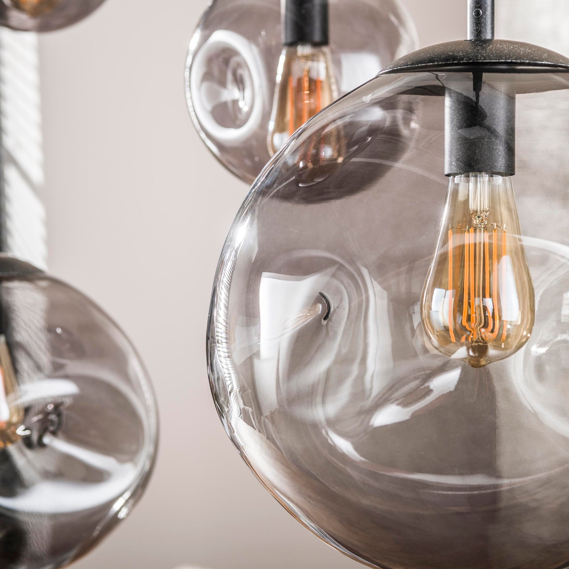 Pendelleuchte Zephyra – 6 Rauchglas Leuchten mit organischem Deckensockel