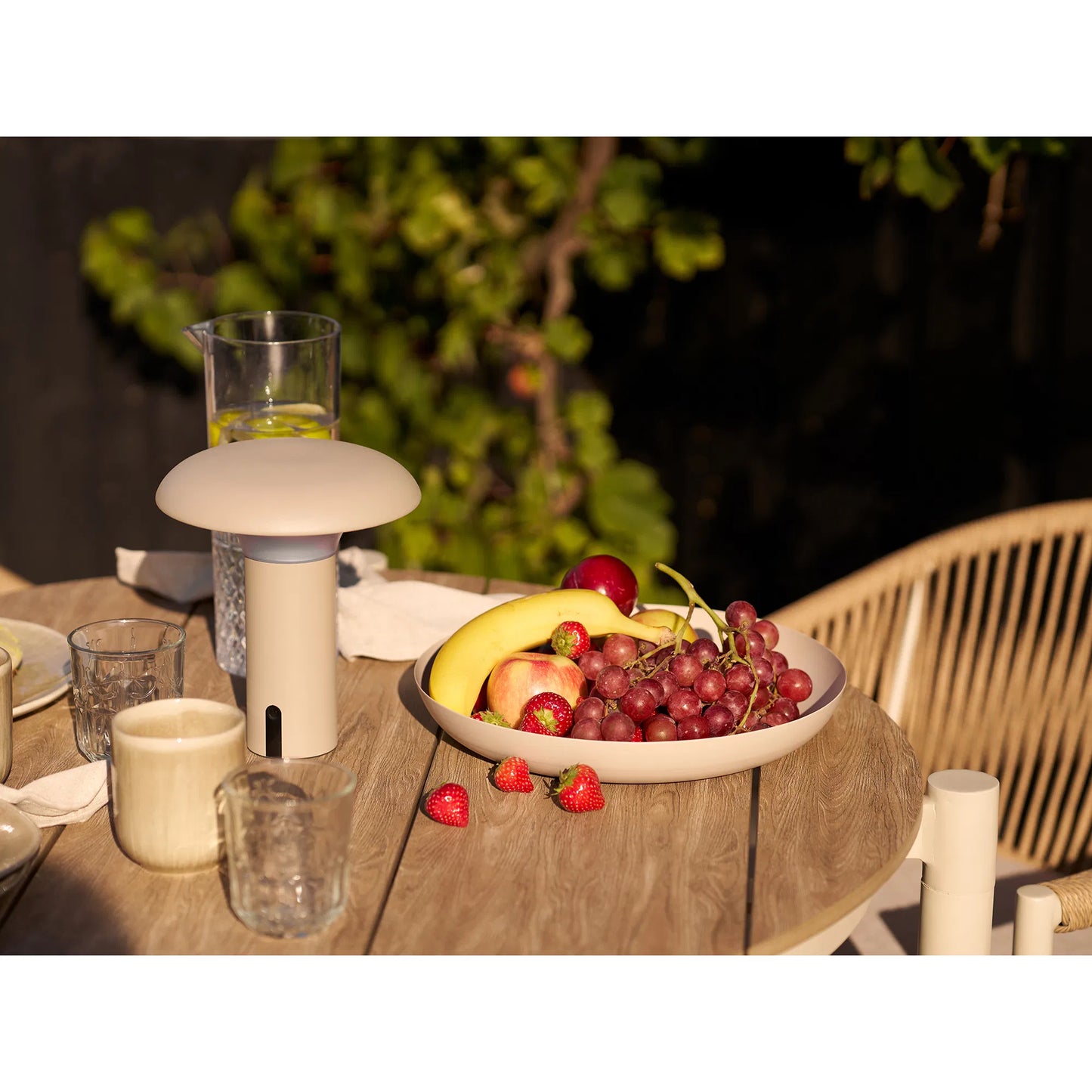 Luxusbetten24 Ylvorin Outdoor Garten Beistelltisch, Elegantes Beige‑Holz, Sand