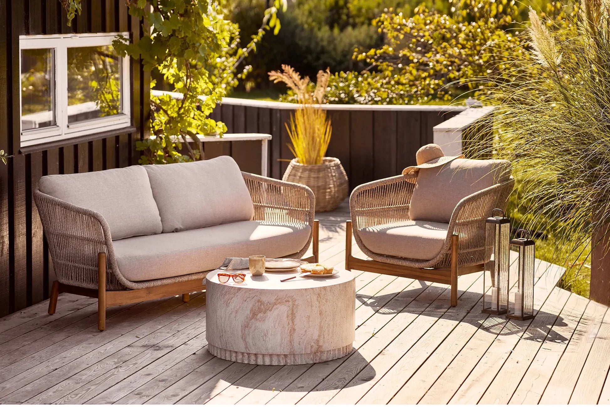 Luxusbetten24 Avenlya Gartenbeistelltisch Massiv Steinoptik Grau Design Robust