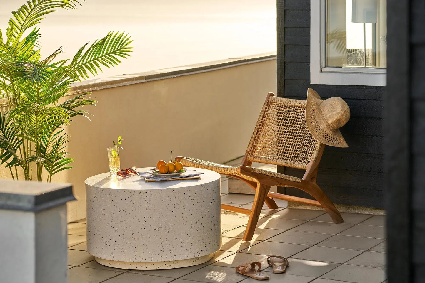 Luxusbetten24 Velkara Garten Beistelltisch Steinoptik Weiß‑Sand Outdoor Design