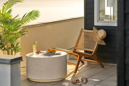 Luxusbetten24 Velkara Garten Beistelltisch Steinoptik Weiß‑Sand Outdoor Design