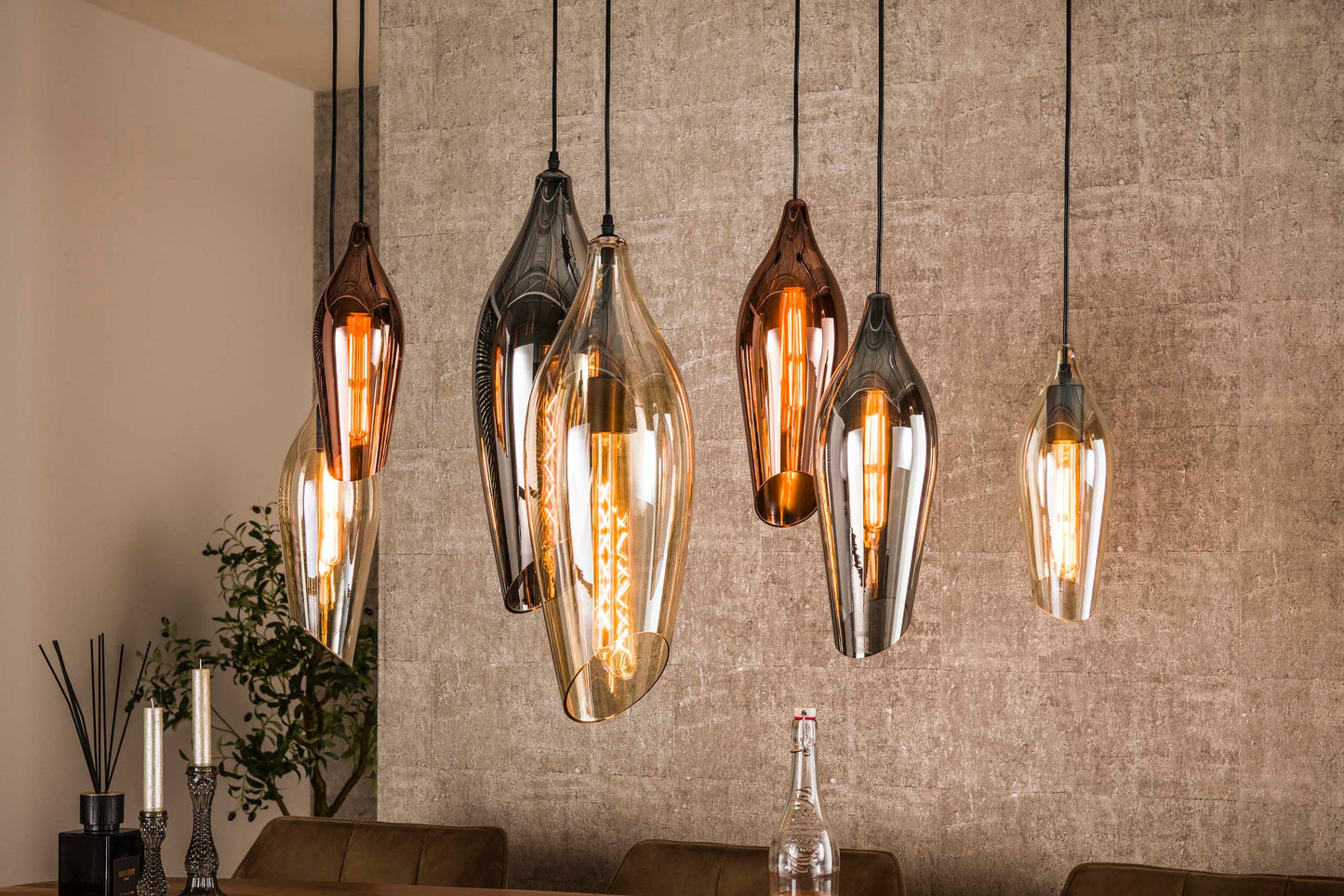 Thalira Pendelleuchte – 7 Glasschirme in Bernstein, Kupfer und Chrom