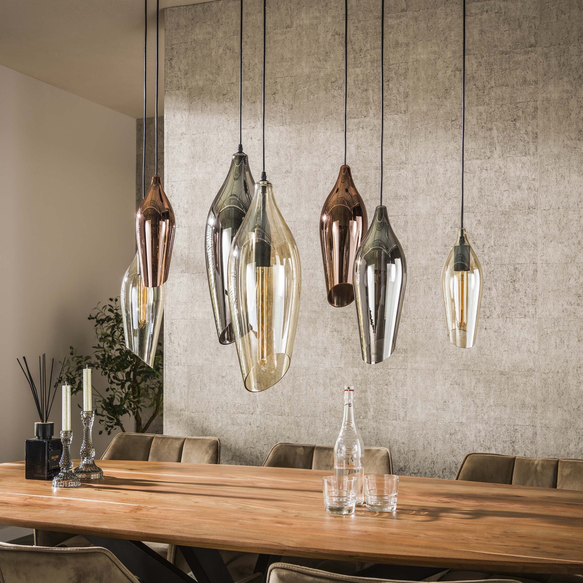 Thalira Pendelleuchte – 7 Glasschirme in Bernstein, Kupfer und Chrom