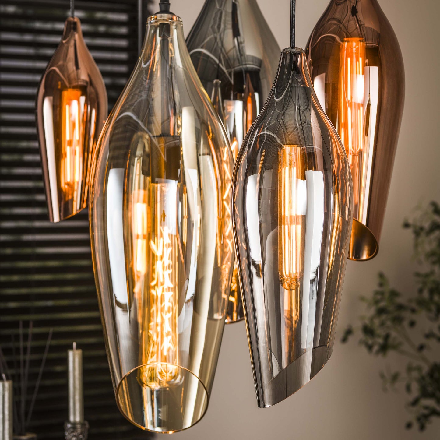 Thalira Pendelleuchte – 7 Glasschirme in Bernstein, Kupfer und Chrom