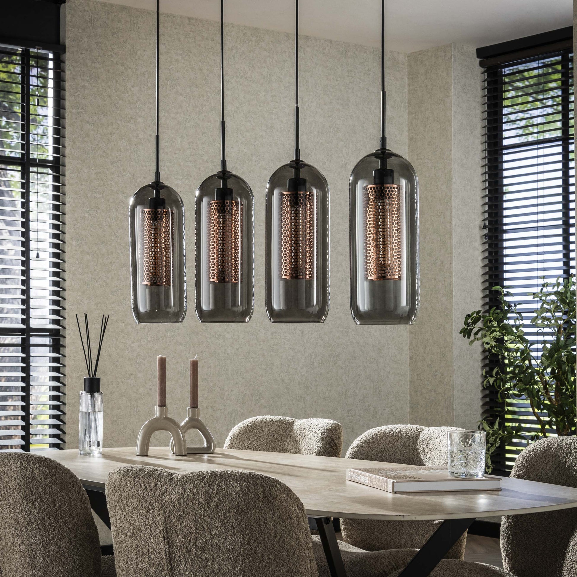 Luxusbetten24 Rivella Pendelleuchte Rauchglas‑Mesh‑Design mit 4 Leuchten und zylindrischen Kupfergitterschirmen
