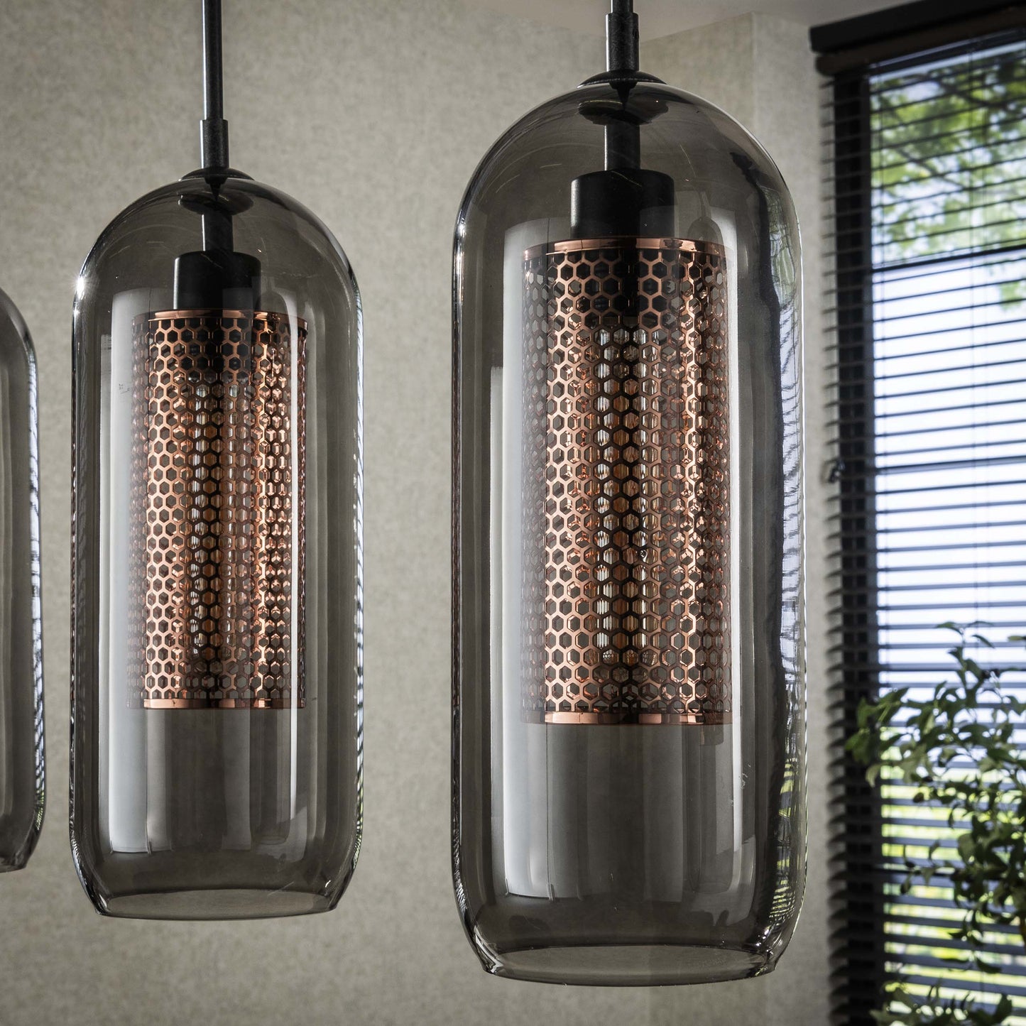 Luxusbetten24 Rivella Pendelleuchte Rauchglas‑Mesh‑Design mit 4 Leuchten und zylindrischen Kupfergitterschirmen