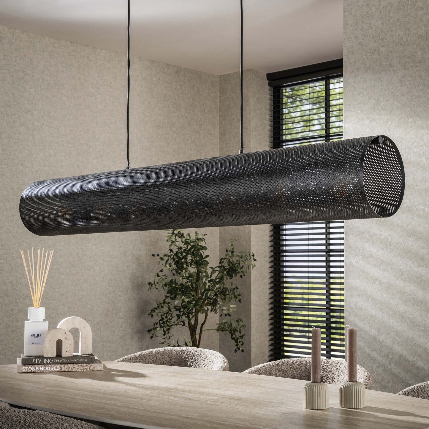 Pendelleuchte „Valeria“ – Mit 7 Leuchten in horizontalem Tube-Mesh-Design in Schwarz