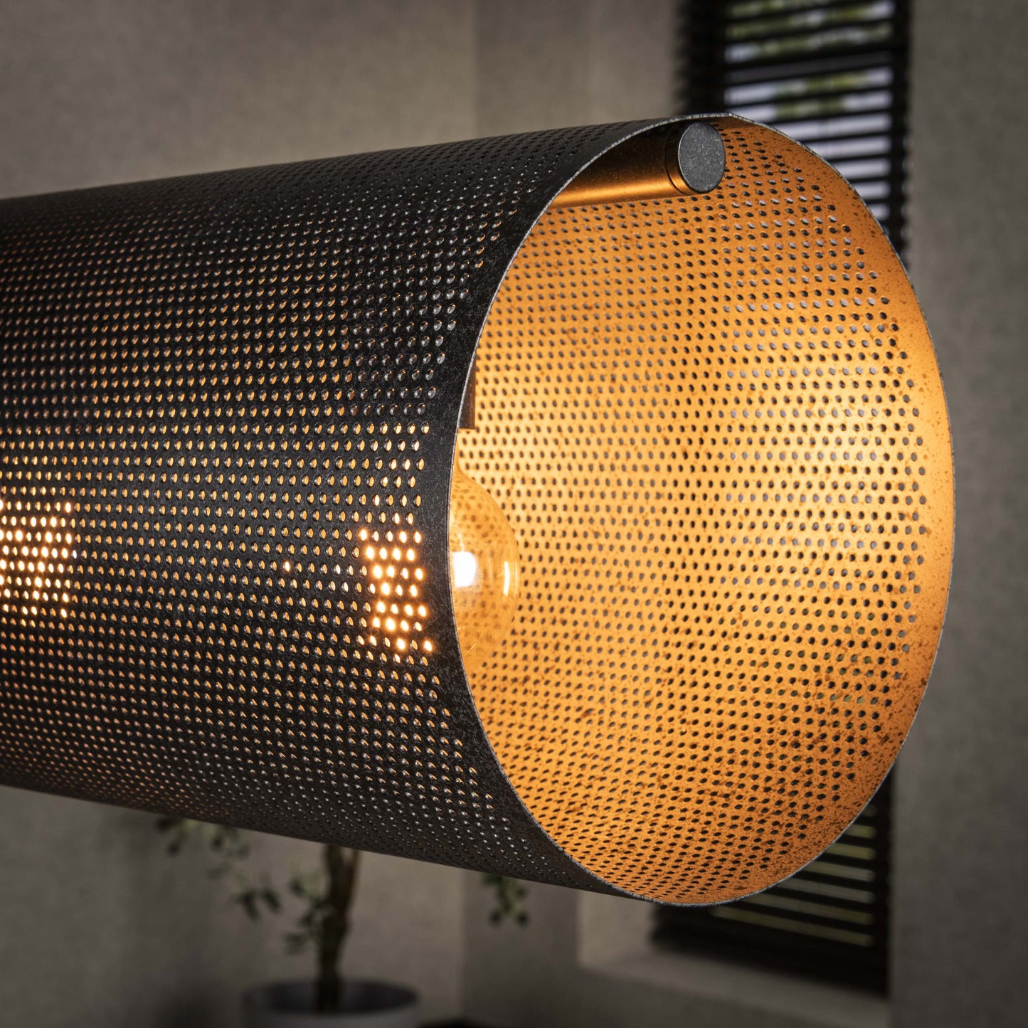 Pendelleuchte „Valeria“ – Mit 7 Leuchten in horizontalem Tube-Mesh-Design in Schwarz