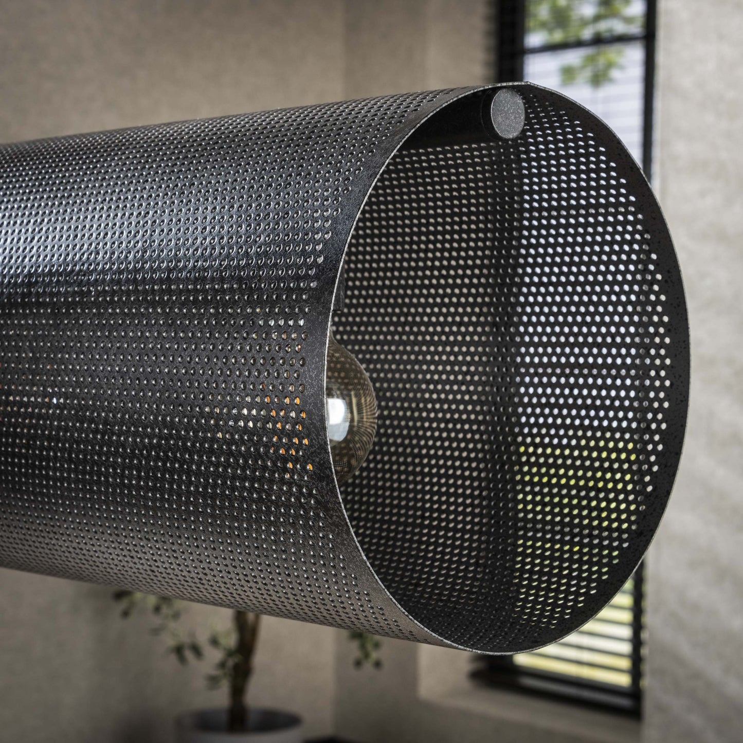 Pendelleuchte „Valeria“ – Mit 7 Leuchten in horizontalem Tube-Mesh-Design in Schwarz