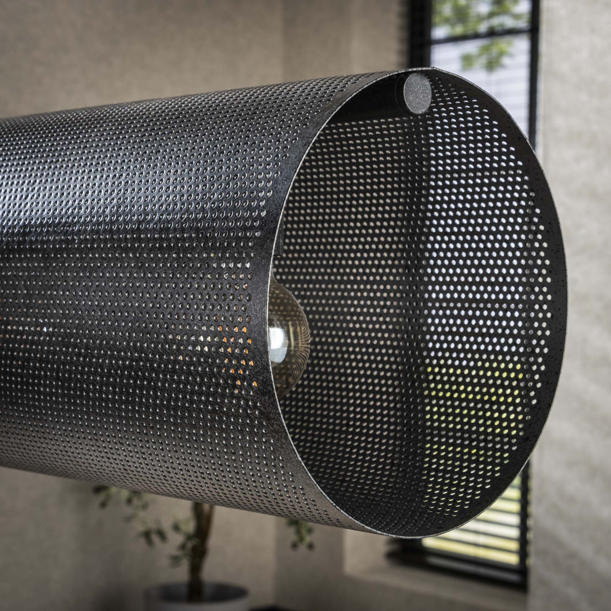Pendelleuchte „Valeria“ – Mit 7 Leuchten in horizontalem Tube-Mesh-Design in Schwarz