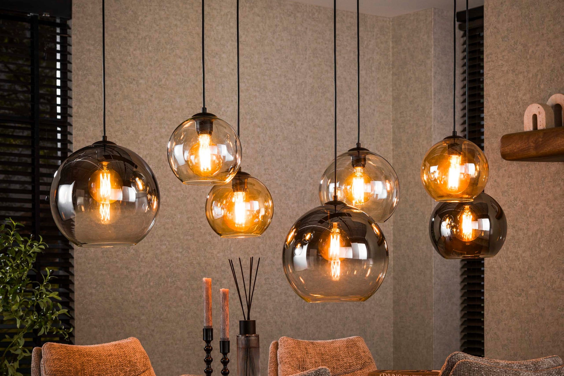 Luxusbetten24 Olivara Pendelleuchte 7‑gläserne Schirme Bernstein Chrom Hellgrau