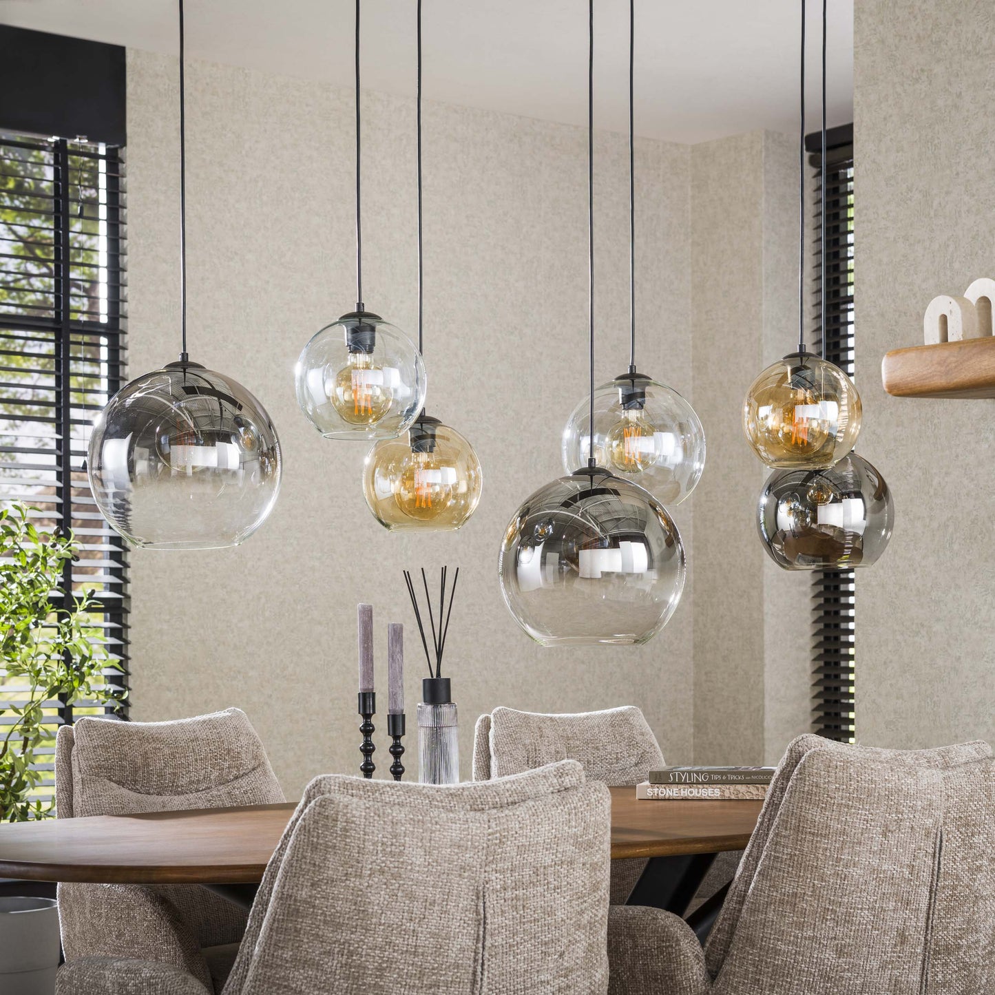 Luxusbetten24 Olivara Pendelleuchte 7‑gläserne Schirme Bernstein Chrom Hellgrau