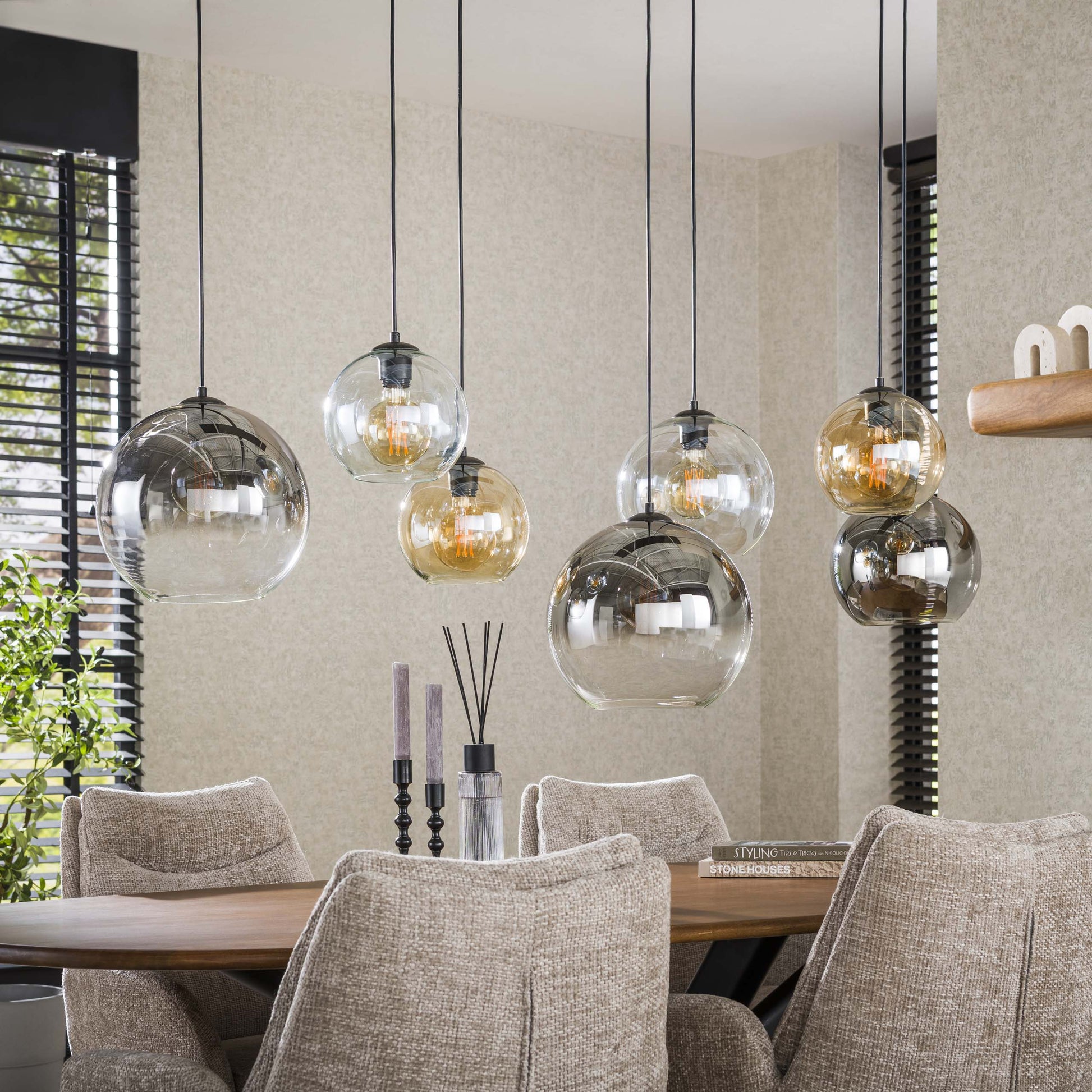 Luxusbetten24 Olivara Pendelleuchte 7‑gläserne Schirme Bernstein Chrom Hellgrau