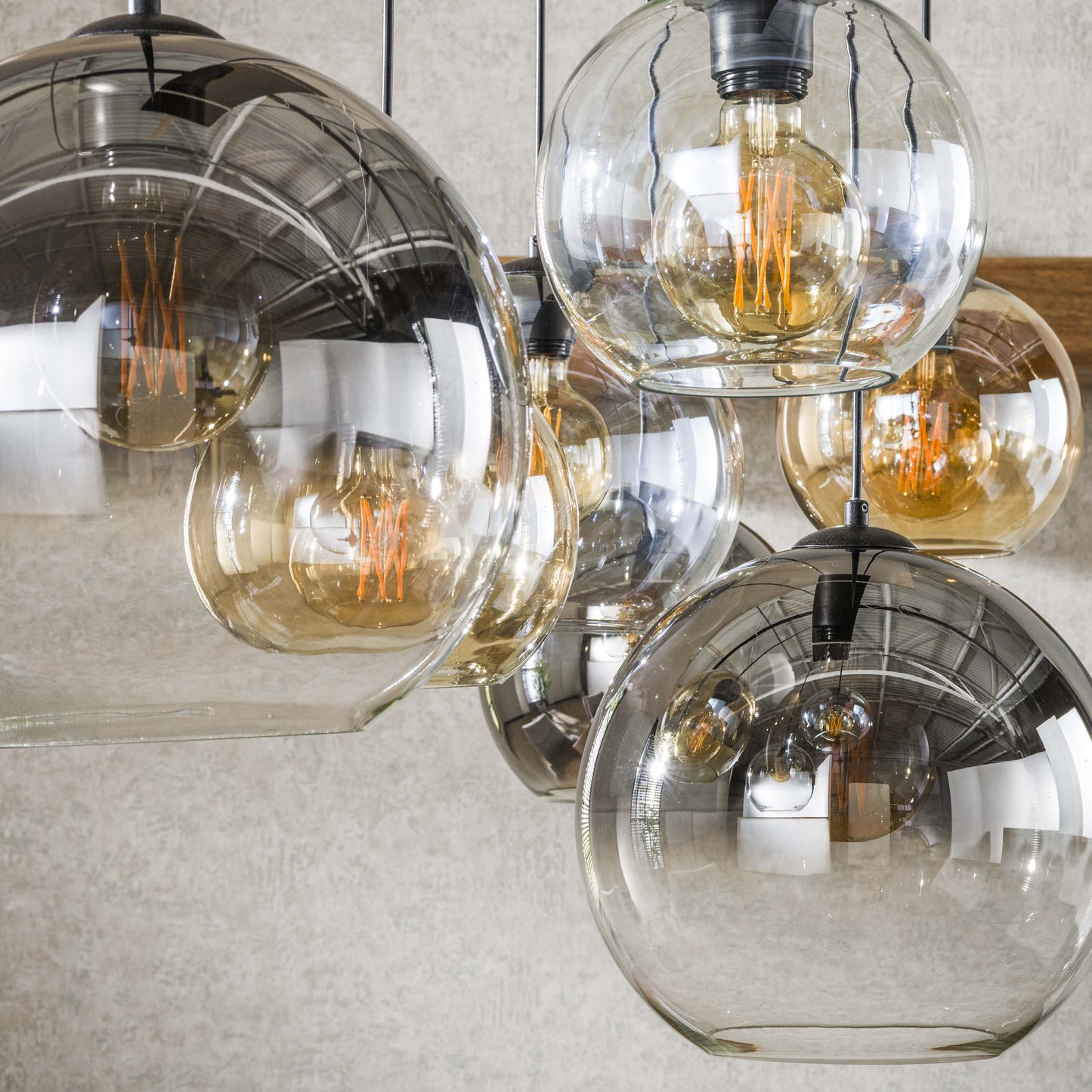 Luxusbetten24 Olivara Pendelleuchte 7‑gläserne Schirme Bernstein Chrom Hellgrau