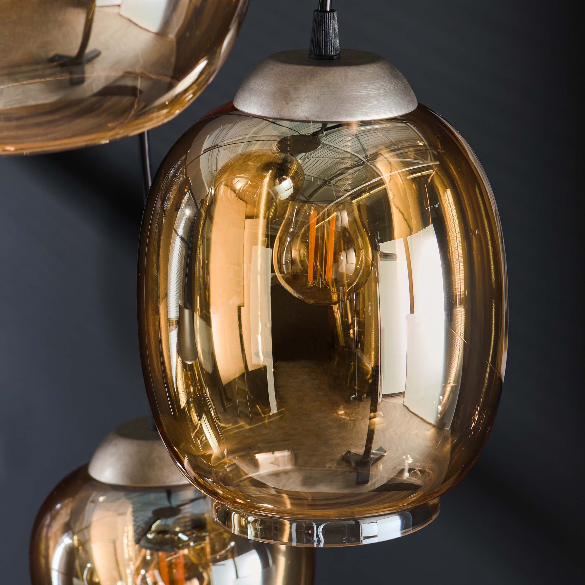 Luxusbetten24 Alaris Pendelleuchte Gestufte 5‑Leuchten Amberfarben Deckenlampe Design