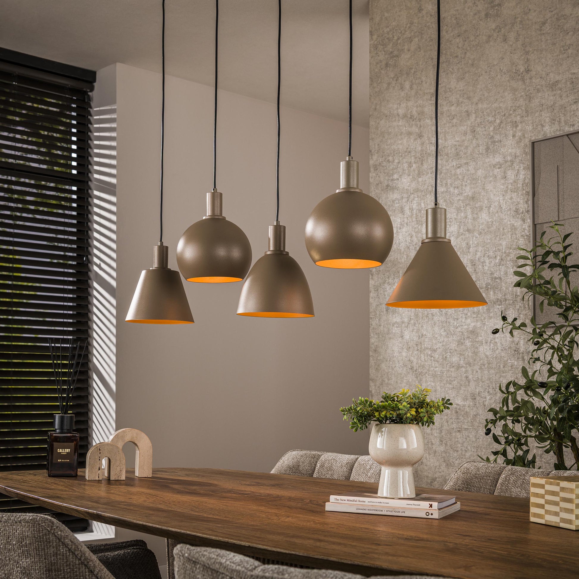 Bravino Pendelleuchte Fünf Metallschirme Braun Beige 5‑Flammig