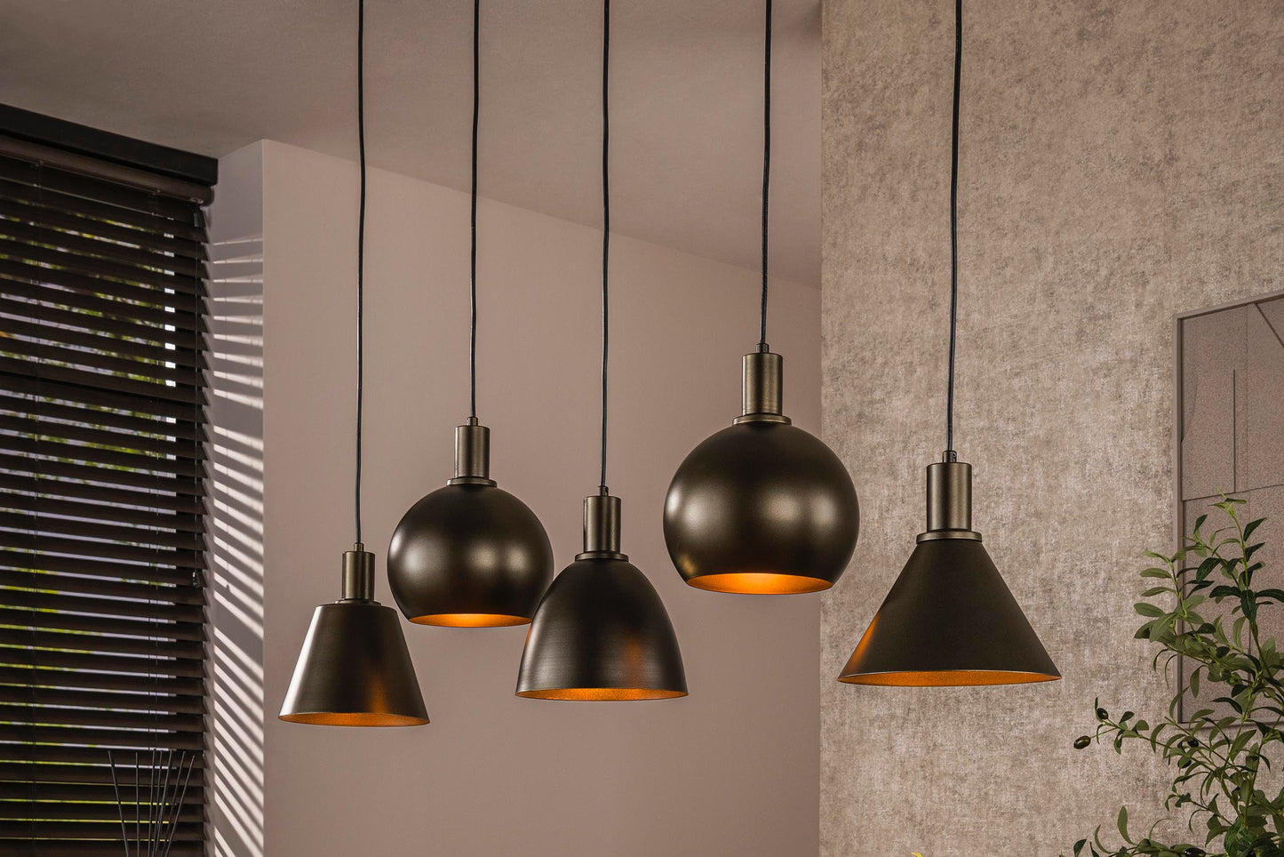 Bravino Pendelleuchte Fünf Metallschirme Braun Beige 5‑Flammig