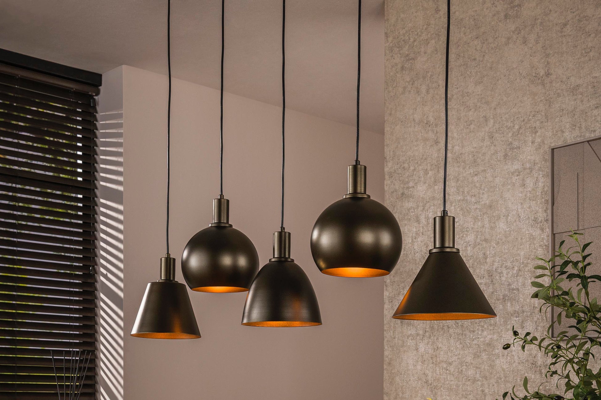 Bravino Pendelleuchte Fünf Metallschirme Braun Beige 5‑Flammig