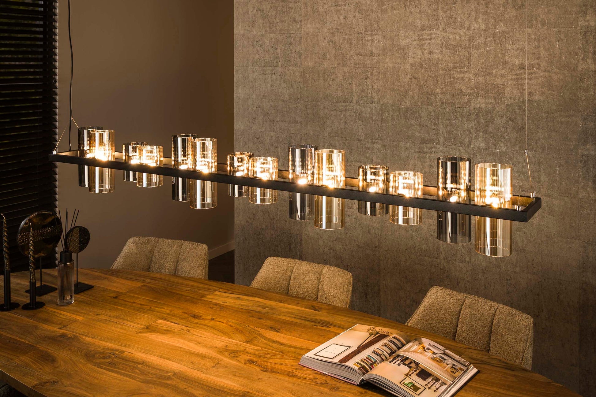 Luxusbetten24 Melvira Pendelleuchte 14 Zylindrische Glasschirme Bernstein/Chrom