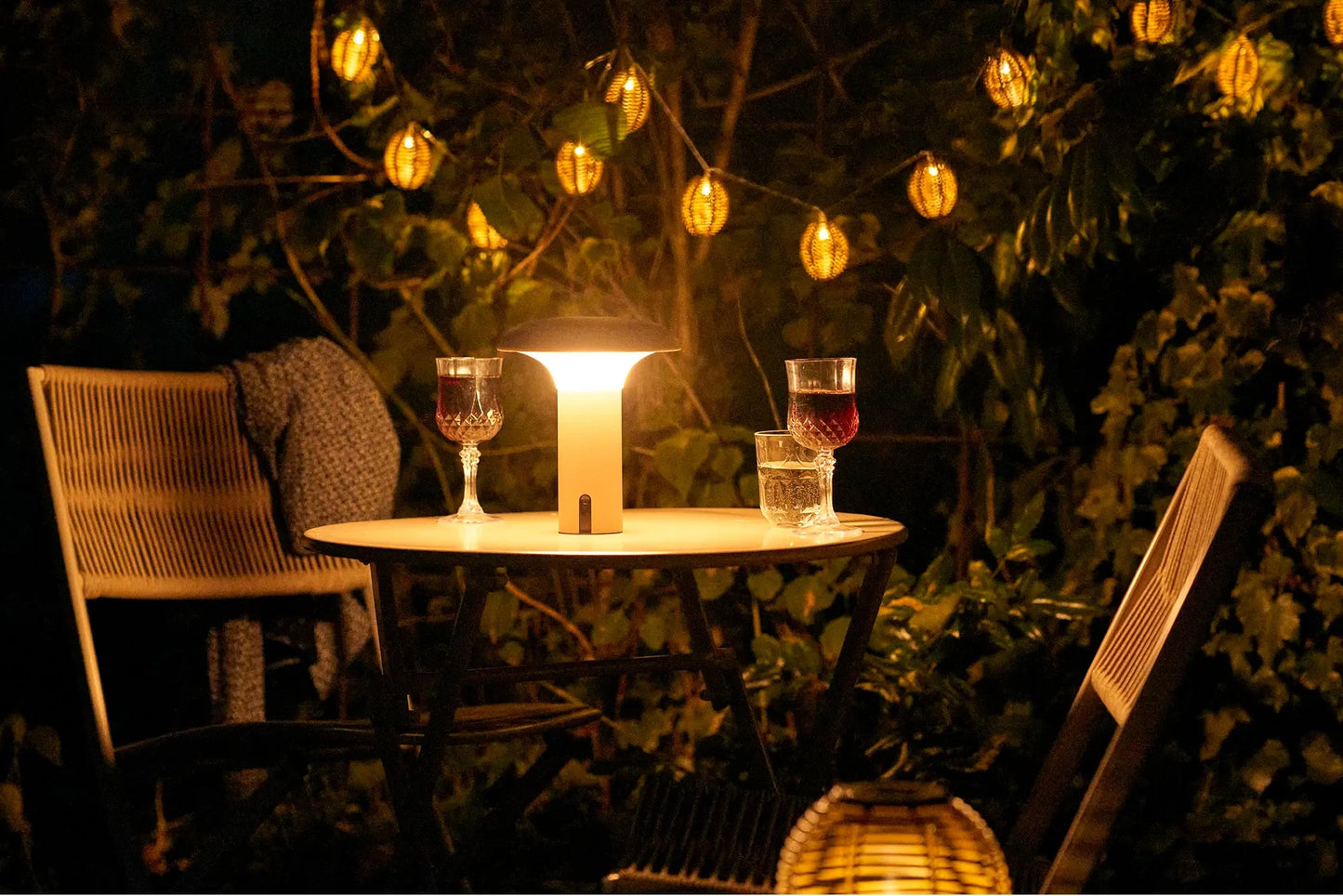 Garten-Tischlampe „Norvara“ Wetterfeste Beleuchtung für Balkon und Outdoor-Bereich
